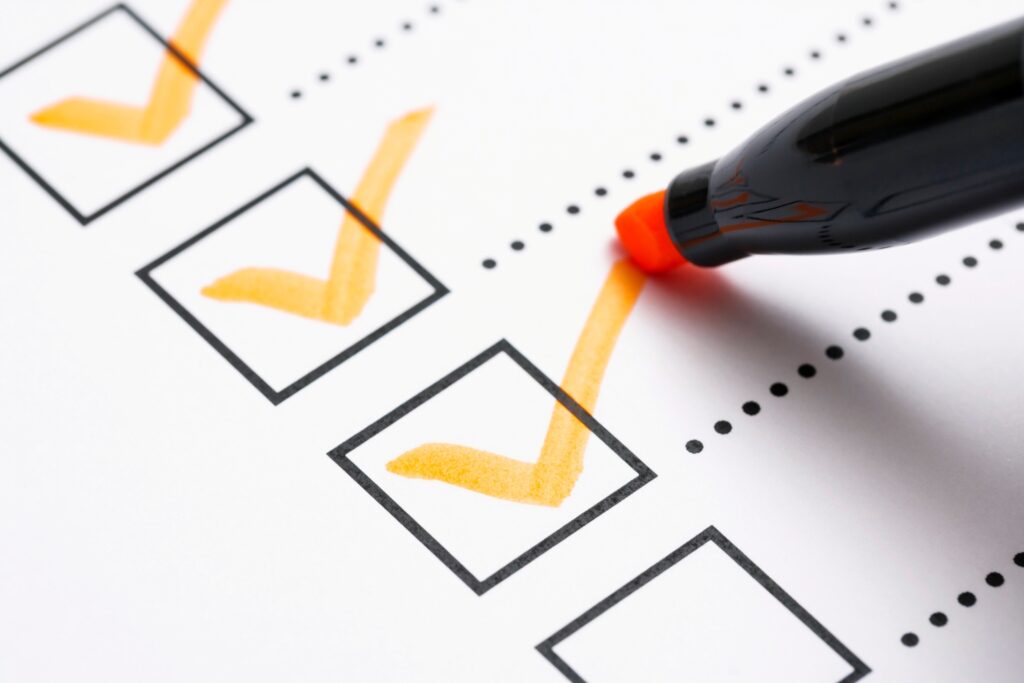 チェックリストとオレンジ色のマーカー