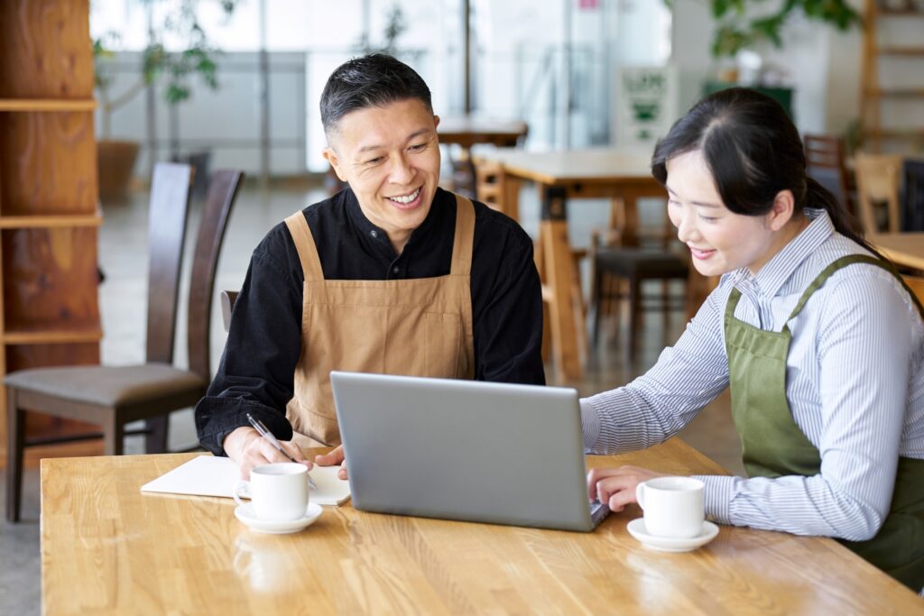 カフェの経営方針を話す男女