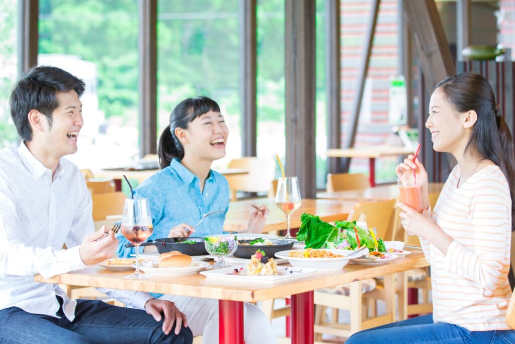 笑顔で食事をする男女