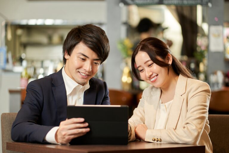 タブレットのメニューで注文する日本人のカップル