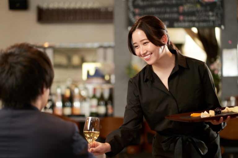 レストランでサービスをする女性