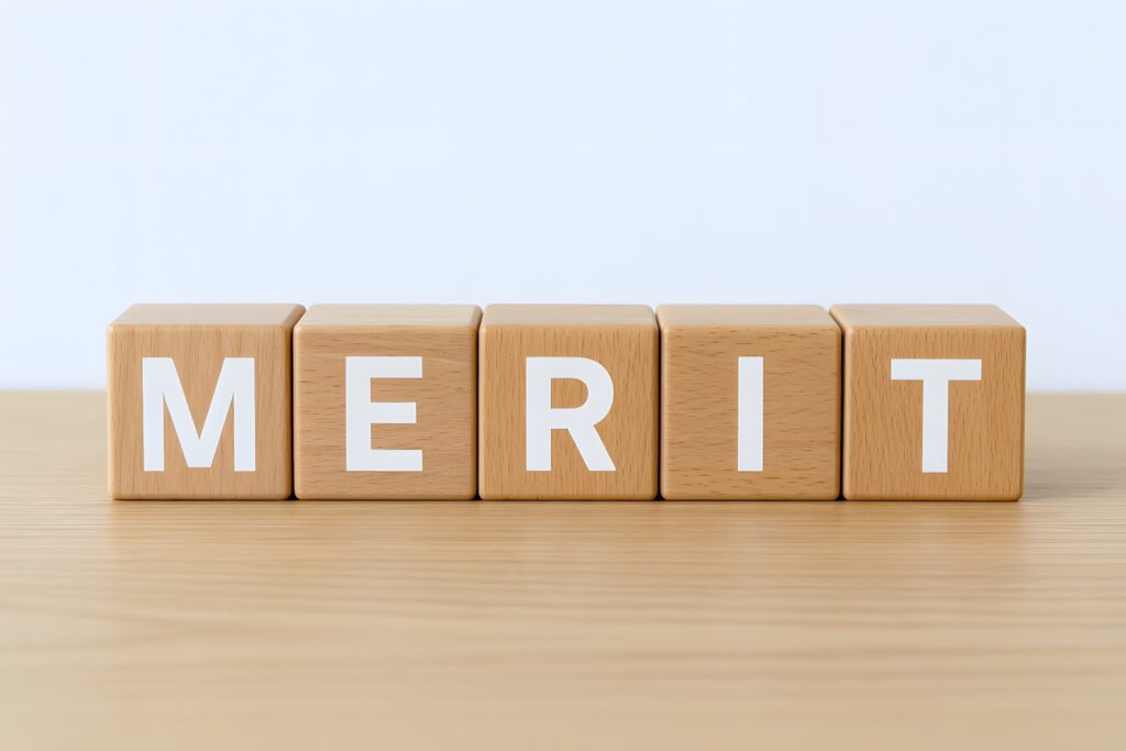 木製ブロックに並んだメリットの文字とシンプルな背景