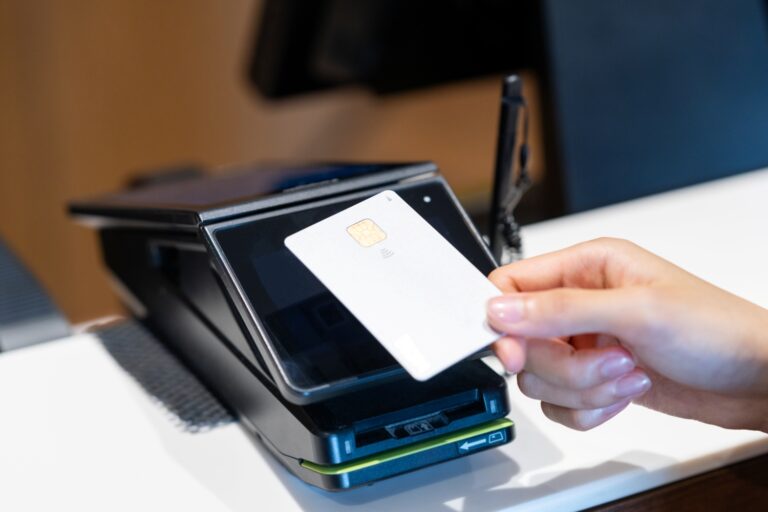 クレジットカードの決済をする若い女性