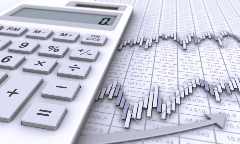 電卓と金融チャート