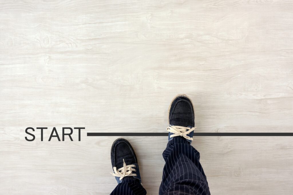 スタートラインから出発する男性