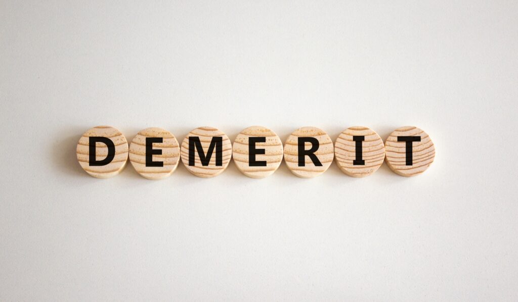 製ブロックに記された「Demerit」の文字