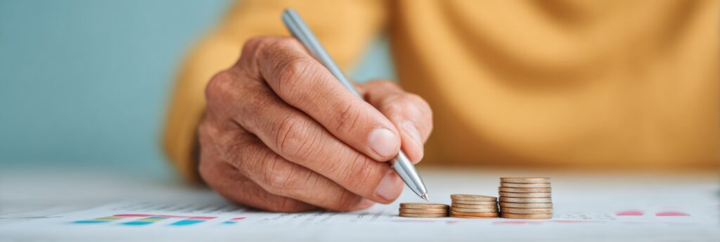 費用を計算する男性の手元