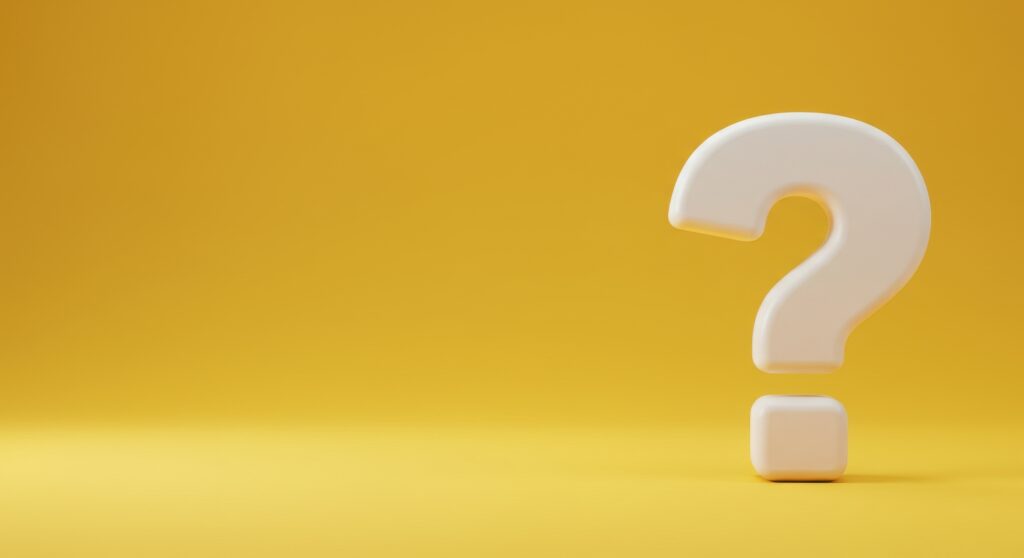 鮮やかな黄色の背景に置かれた、大きな白いクエスチョンマーク