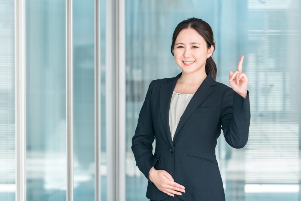 指差しをするビジネスウーマン(ポイント・アドバイス・説明・注目)