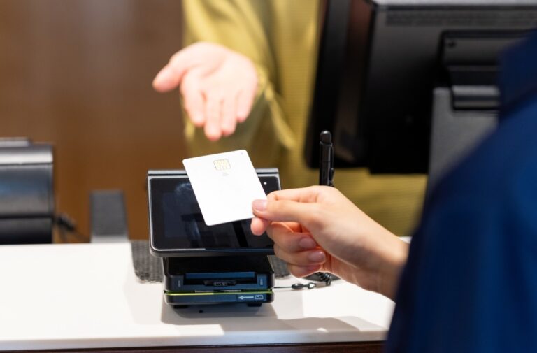 クレジットカードの決済をする若い女性