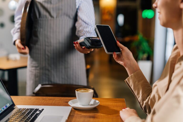 席でスマートフォンを使用した非接触決済（コンタクトレス決済）の様子