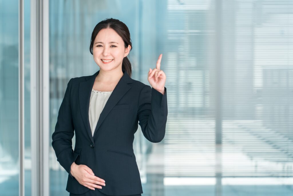 指差しをするビジネスウーマン（ポイント・アドバイス・説明・注目）