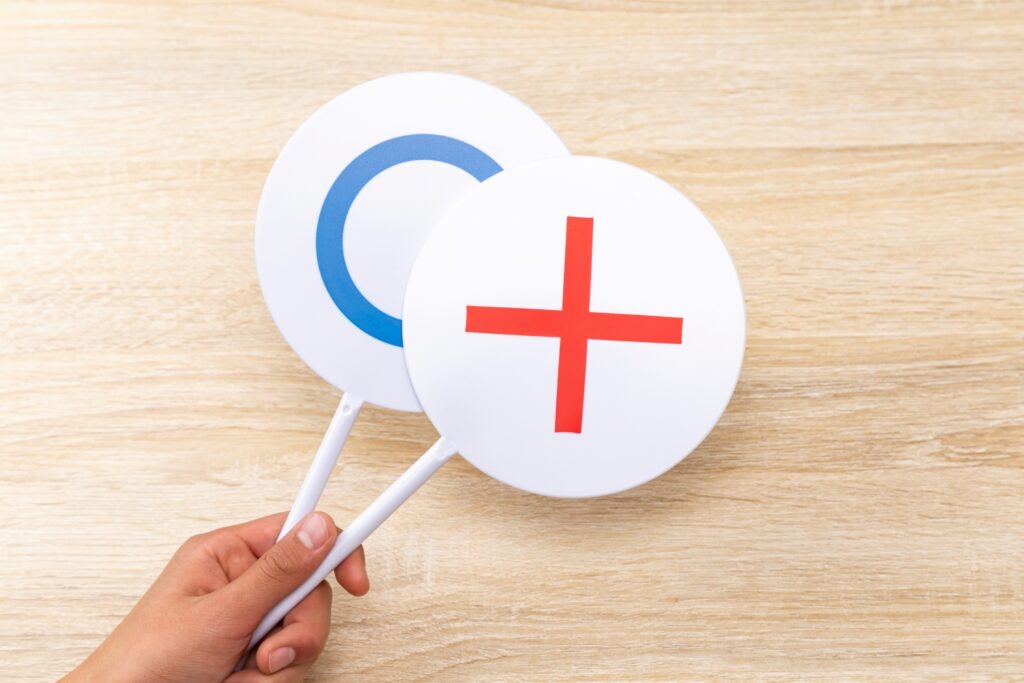 マルバツ札を持つ手