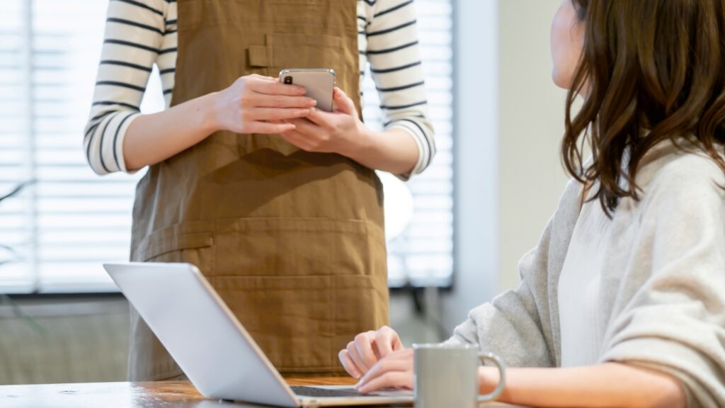カフェ 注文をとる女性スタッフ
作成者 One