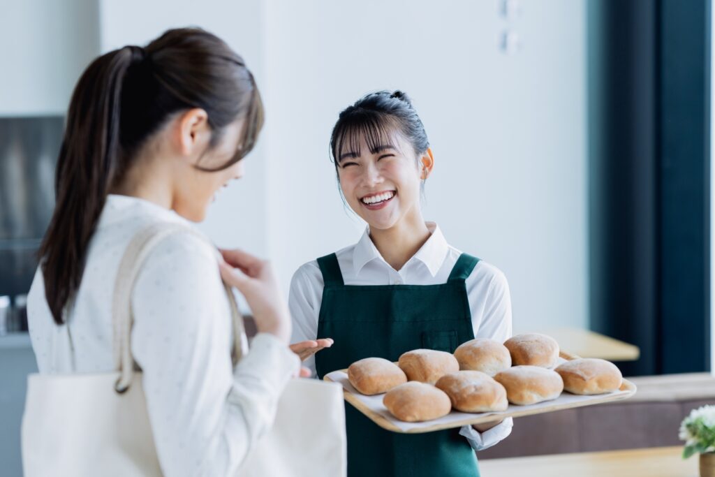 心のこもった接客をする女性のカフェ店員