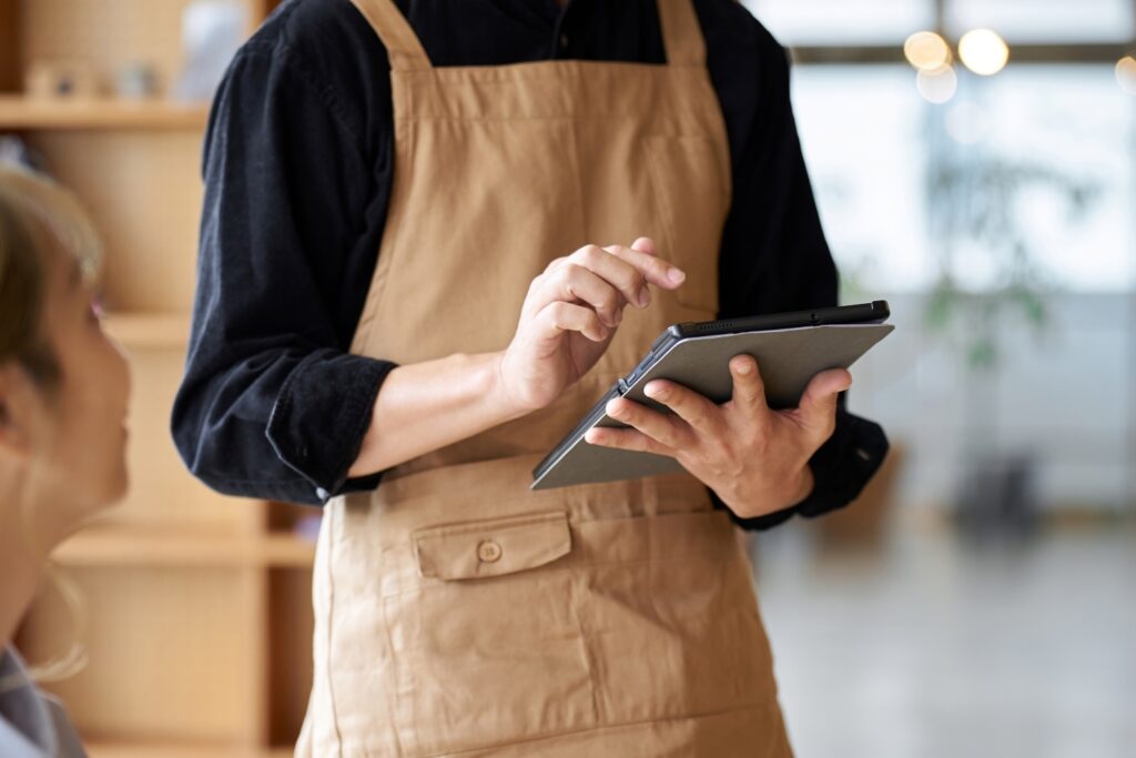 注文を打ち間違えた店員の様子