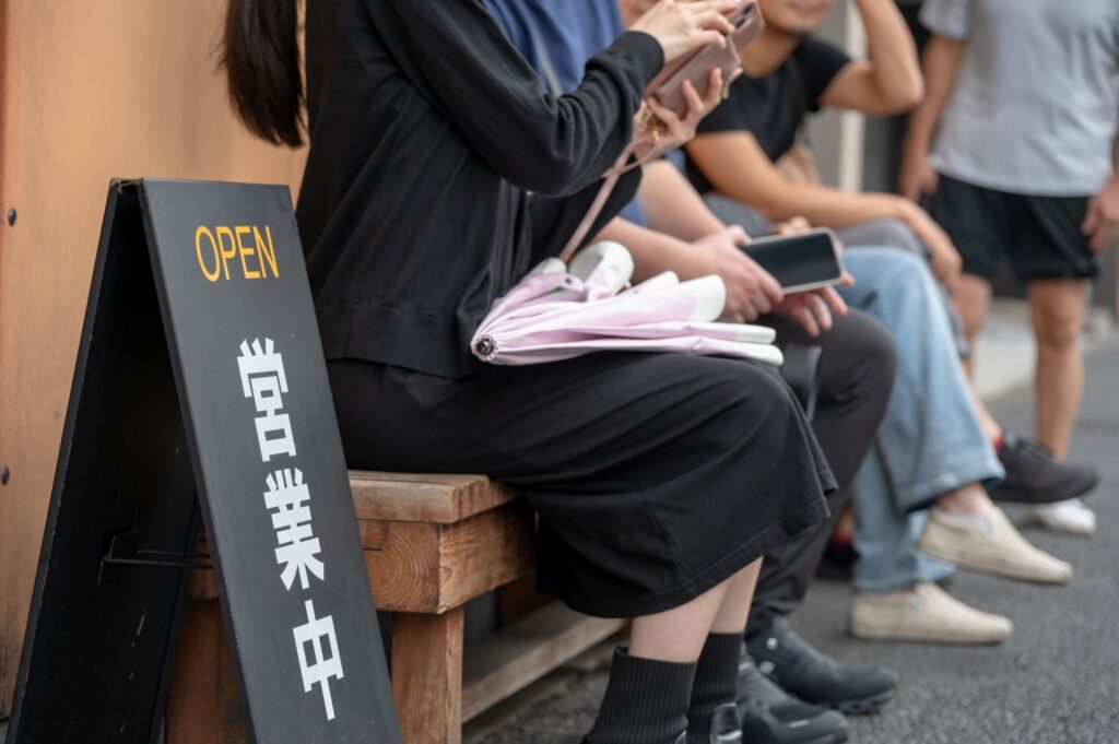 回転率がよい人気カフェにに並ぶ人々