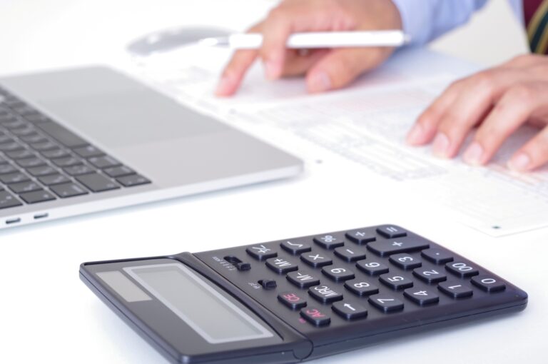 勤怠計算を行う男性の手元