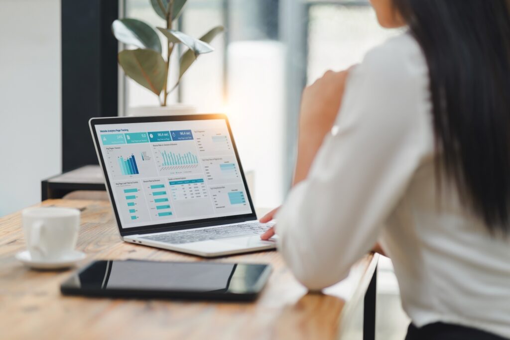 カフェで顧客データを確認する女性
